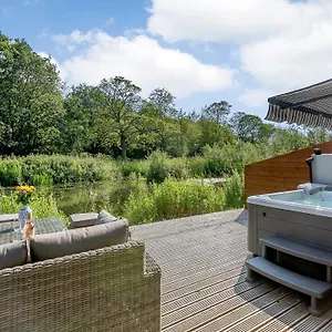 https://waterside-lodge-thirteen-uk11853.yorkshirehotels.net